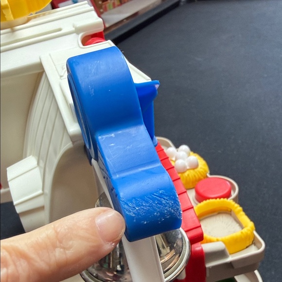 Fisher-Price Little People Caring For Animals Farm playset - Picture 5 of 11